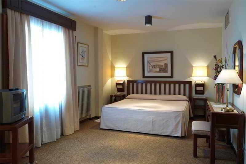 เอกเซ กาซา เด โลส ลินาเฆส Hotel เซโกเวีย ห้อง รูปภาพ